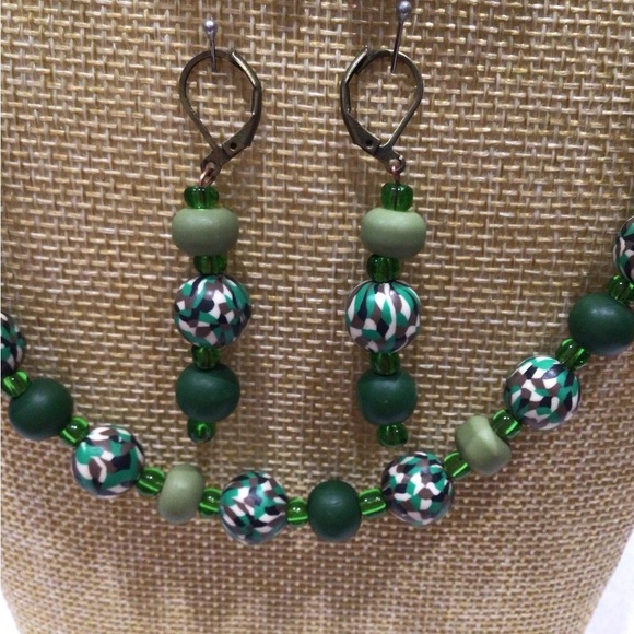 Chic Speckled Green Round Beaded Necklace, Bracelet, and Earring Set - Picture 4 of 9